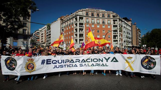 Policías y guardias civiles piden cita a Zoido para abordar una mejora salarial