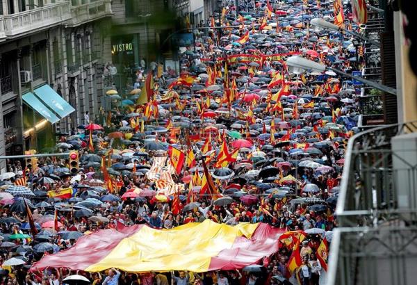 Miles de personas se manifiestan por la unidad de España en el centro de Barcelona