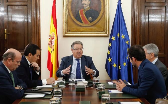Zoido: Vamos a procurar que Puigdemont no entre oculto ni en un maletero