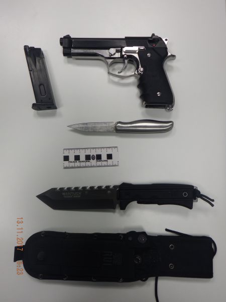 Requisados un machete, un cuchillo y una pistola de aire comprimido a un joven en Pamplona