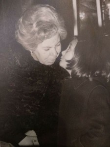 Teresa, viuda Comandante Ímaz, recibe el beso de su hija Carmen, en el funeral.