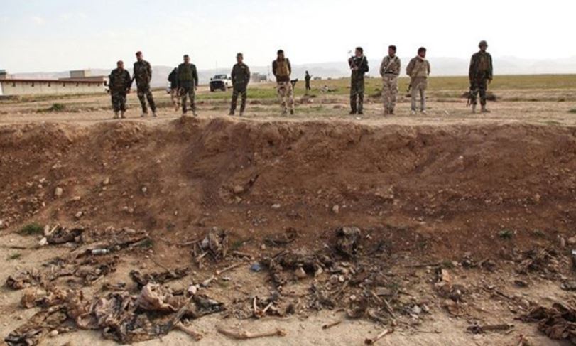 Hallan en Irak varias fosas comunes con 400 cadáveres asesinados por el EI