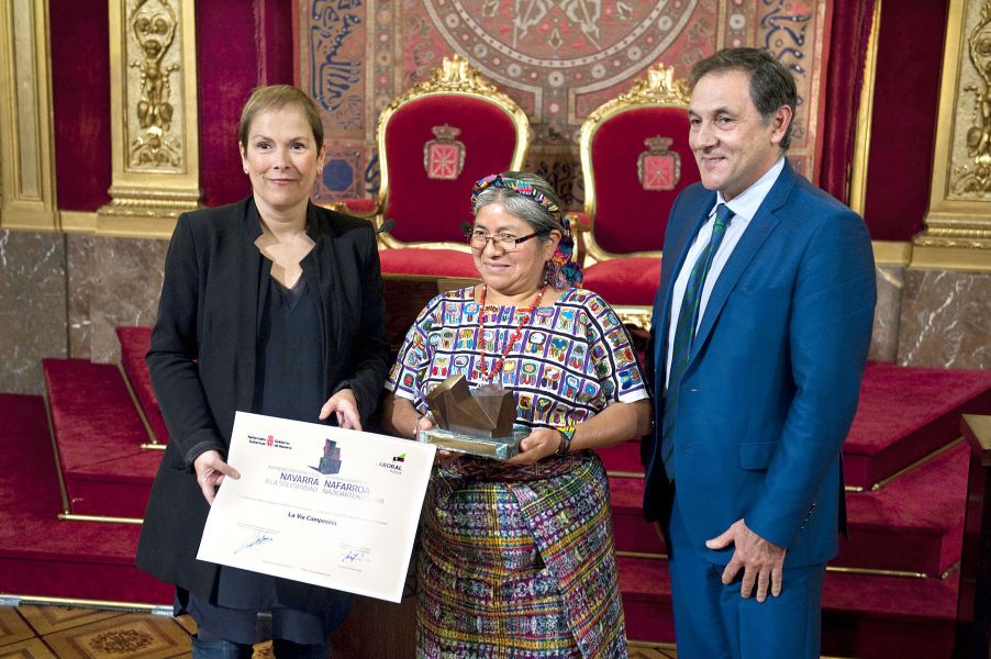 La Presidenta Barkos preside la entrega del Premio Internacional Navarra a la Solidaridad al movimiento mundial La Vía Campesina