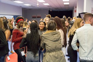 Los aspirantes esperan su turno en el casting