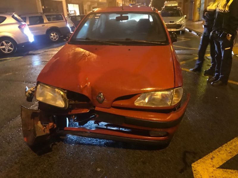 Un conductor ebrio arranca una señal de tráfico y un pivote en Pamplona