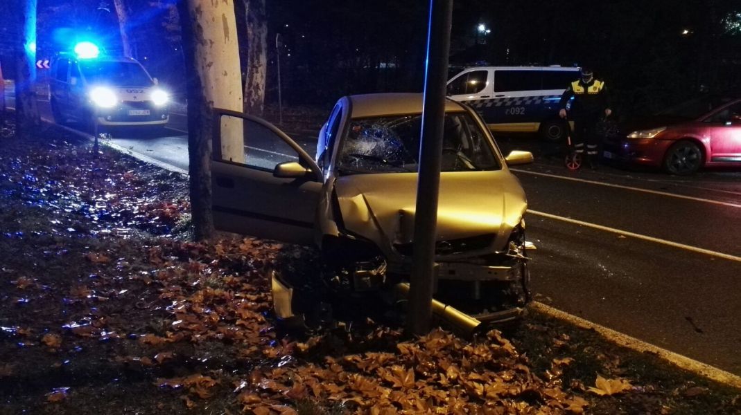 Herida la copiloto de un vehículo tras chocar este contra una farola