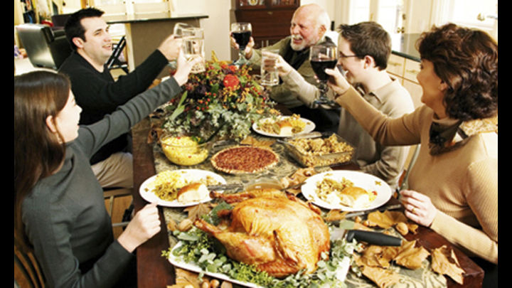 Muchas familias de EE.UU. retiran la política del menú de Acción de Gracias