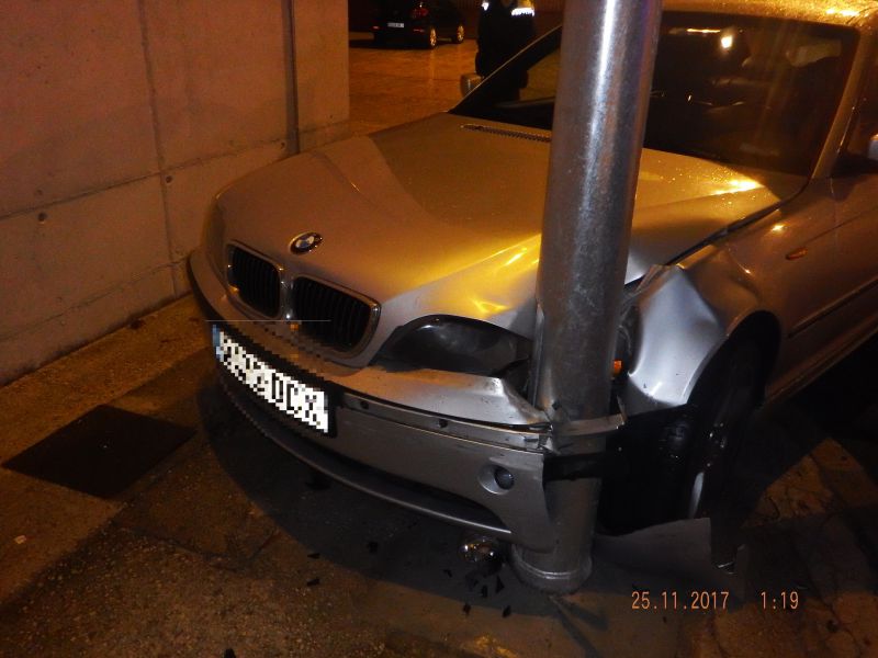 Ileso un joven de 18 años al chocar contra una farola en Landaben