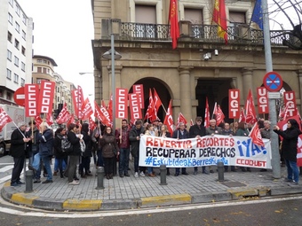 CCOO y UGT se concentran en defensa de los derechos, el empleo y los servicios públicos
