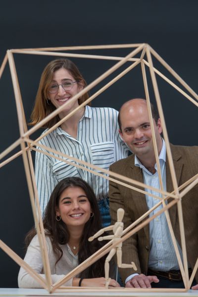 Tres arquitectos de la Universidad de Navarra instalan en Tudela una estructura para la concienciación contra la violencia de género