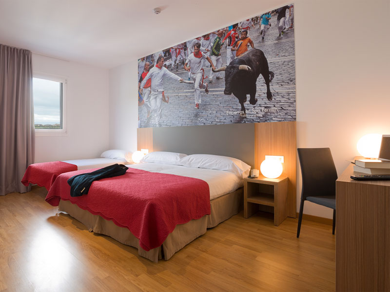 El Hostal Izaga coloca en la vía pública un desfibrilador