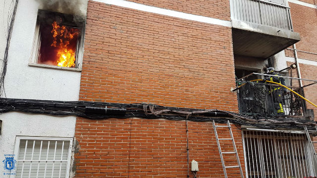 Una mujer muerta y varios heridos por un incendio en una vivienda de Madrid