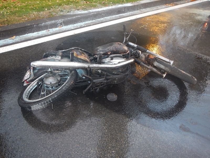 Una motocicleta arde al colisionar con un vehículo en Pamplona