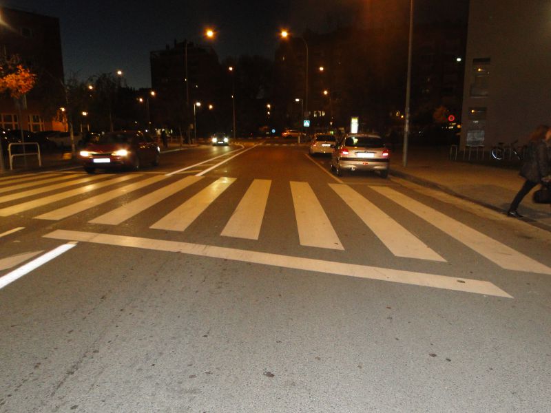 Un conductor choca contra otro vehículo estacionado y continua con el delantero roto