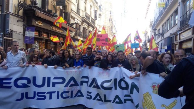 Multitudinaria protesta de policías y guardias civiles para pedir la igualdad salarial