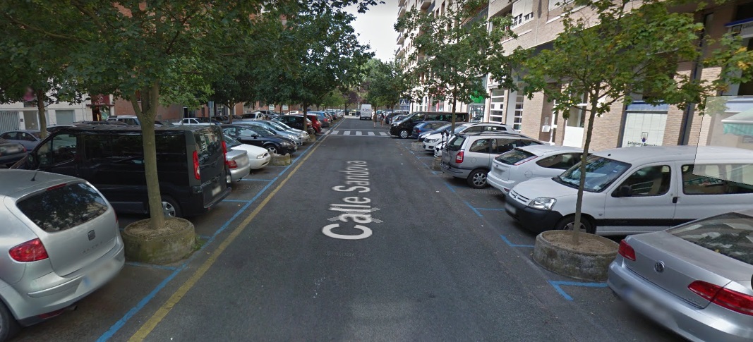 La calle Sandoval contará con diez plazas de zona roja de aparcamiento de rotación