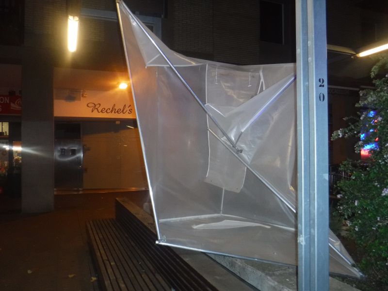 El viento arrastra un trozo de bajante y un carpa de plástico en Pamplona