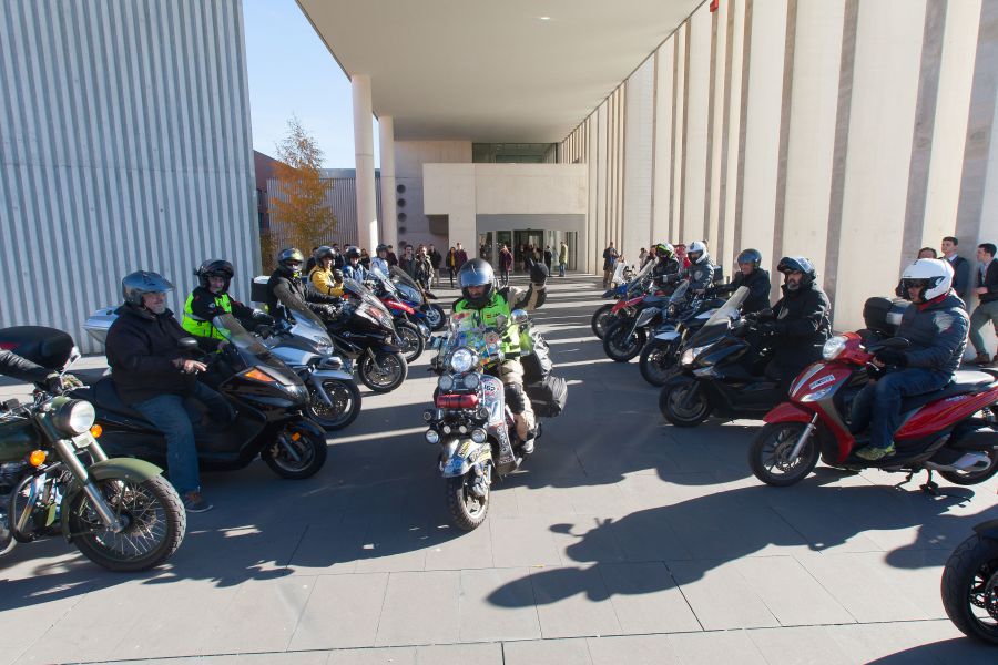 José Antonio Fernández comienza en la Universidad de Navarra su aventura Vespa Extreme: Dakar 2017