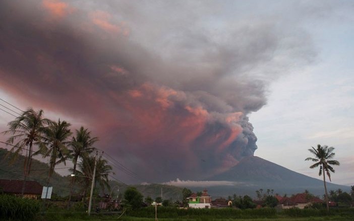 El aeropuerto de Bali cierra por segunda jornada a raíz del volcán Agung