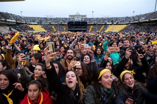 Miles personas piden la libertad de los exconsejeros en un concierto para recoger fondos