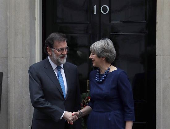 May ratifica a Rajoy su apoyo al Estado de Derecho ante la situación en Cataluña