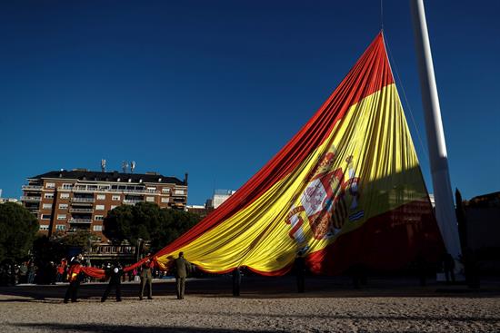 Pastor y García-Escudero presiden el izado de la bandera en la plaza de Colón