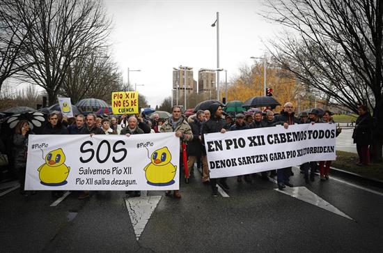 Cientos de personas protestan contra el plan de tráfico del Ayuntamiento de Pamplona en Pío XII