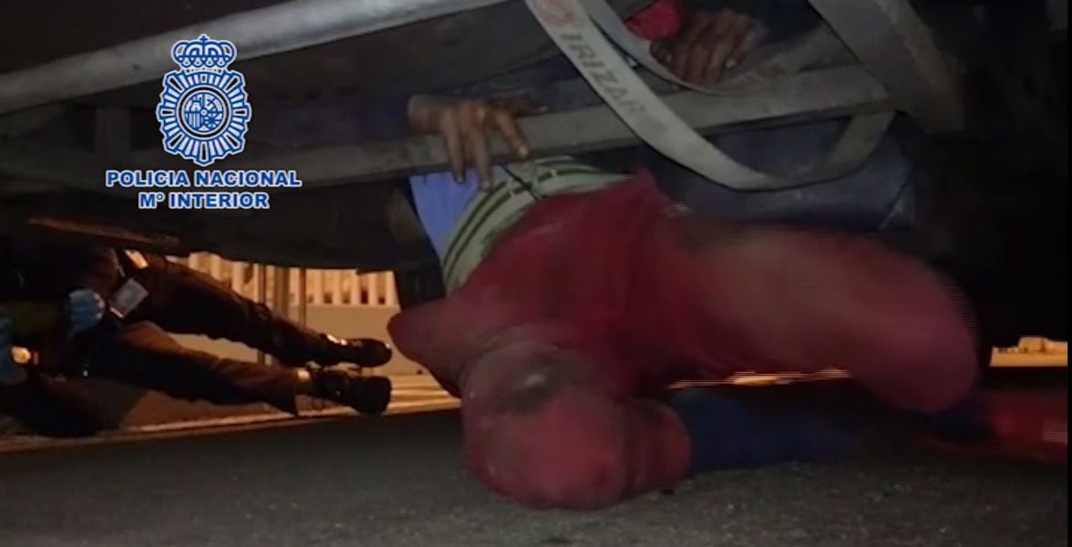 Policía Nacional localiza a menor que viajaba en los bajos de un autobús procedente de Tánger
