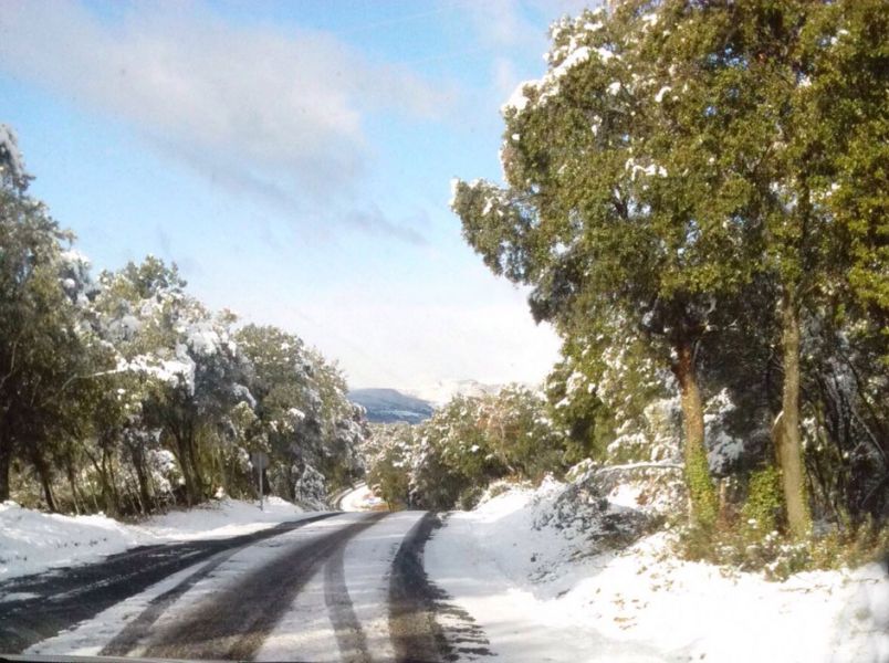 Piden precaución a conductores por el riesgo de placas de hielo en carreteras