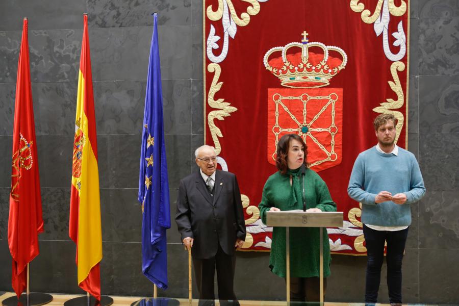 Inaugurada la exposición ‘Imágenes para un Parlamento’, un resumen fotográfico de cuatro décadas de Legislativo Foral