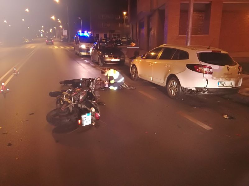 Herido grave el conductor de una motocicleta al golpearse con un vehículo estacionado