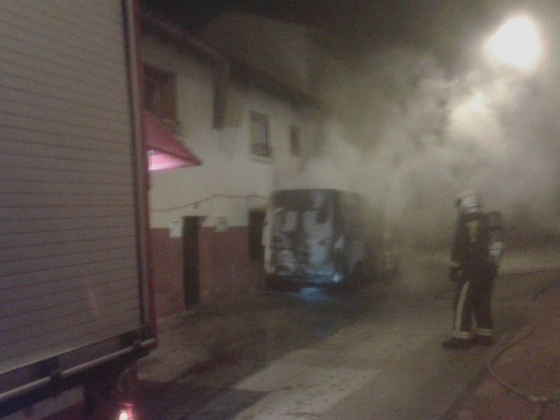Un incendio causa daños en una bajera habilitada como oficina en San Adrián