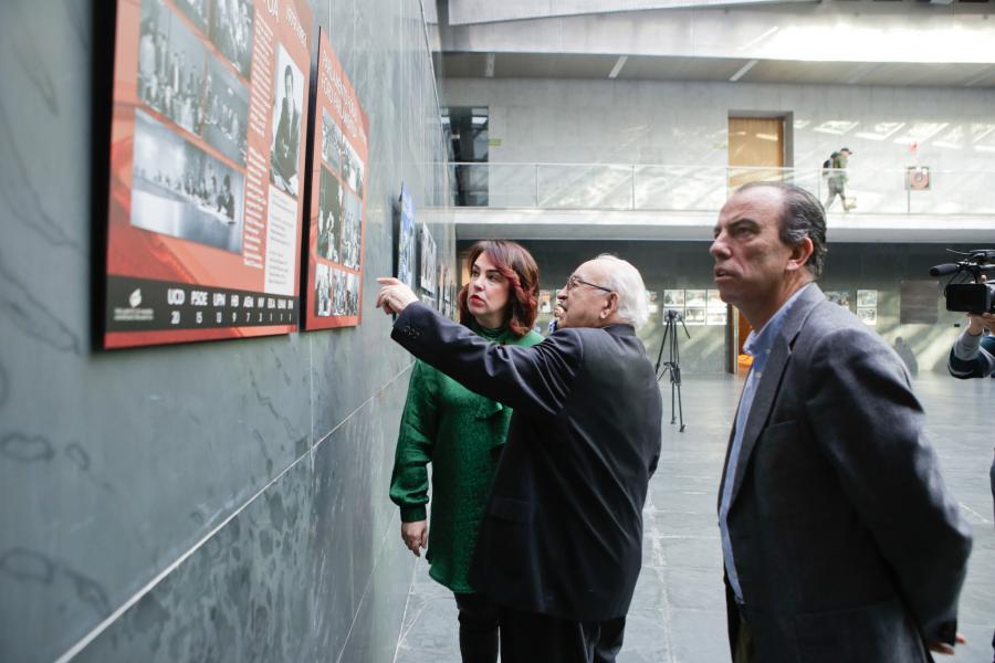 Una exposición ofrece una panorámica de los 40 años de historia de Parlamento
