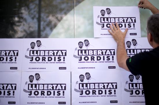 La Guardia Civil entra en ANC y Òmnium en busca de correos con el Govern