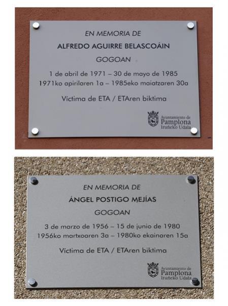 Imágenes de las dos primeras placas "de recuerdo y homenaje" al estudiante Alfredo Aguirre Belascoain, y al agente de Policía Nacional Ángel Postigo Mejías, dos de las 27 víctimas de ETA en la ciudad, colocadas por el Ayuntamiento en Pamplona. EFE/Jesús Diges
