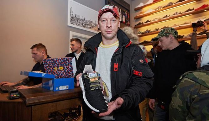 Colas en Berlín para comprar unas zapatillas que sirven como abono de transporte