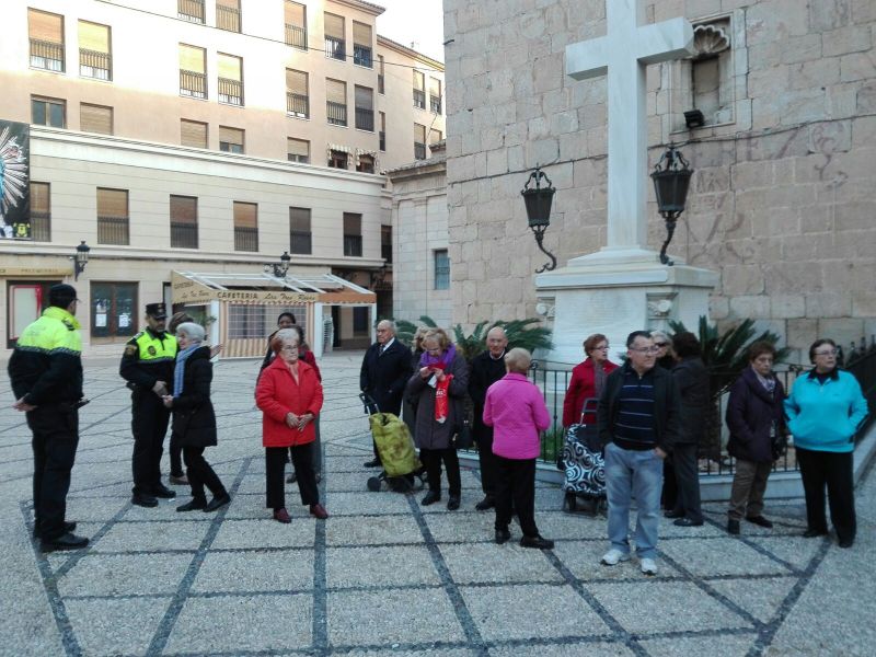 Retiran la cruz franquista de un pueblo alicantino de noche y con 2 detenidos