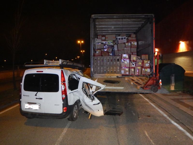 Conductor ebrio choca contra un camión estacionado en carga y descarga