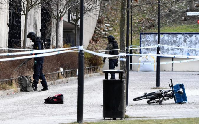 Un muerto y una herida al explotar un objeto junto a una estación de Estocolmo