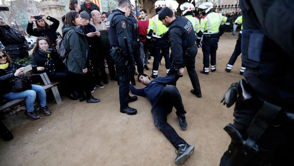 Tres manifestantes heridos y diez mossos contusionados en cargas en Parlament