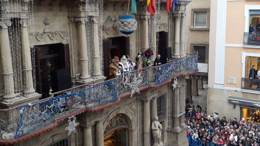 Los Reyes Magos saludan a los niños a su llegada a Pamplona en la plaza del Ayuntamiento