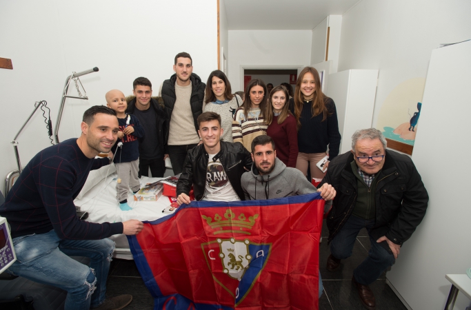 Los niños ingresados en el CHN reciben la visita de los jugadores de Osasuna