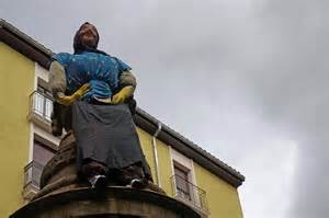 Maria Trapo representa a la malvada jefa de los francos que saqueó en el siglo XII el Burgo de la Navarrería y le prendieron fuego en su torre.