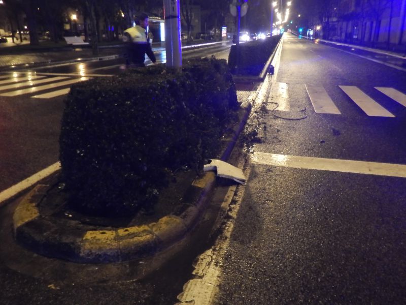 Un joven de 22 años ebrio choca y arranca de cuajo un semáforo en Pamplona