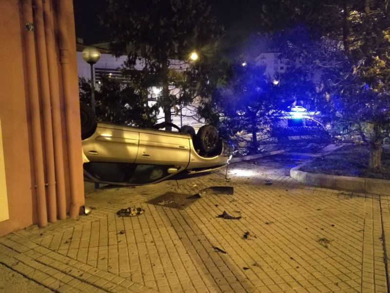 Arrolla varios árboles, vuelca, triplica la tasa de alcohol y no tiene carné