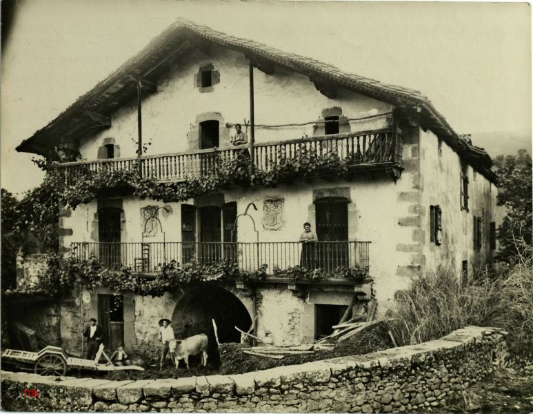 La UPNA de Tudela acoge una exposición de fotografías de casas rurales publicadas en 1950 por Leoncio Urabayen
