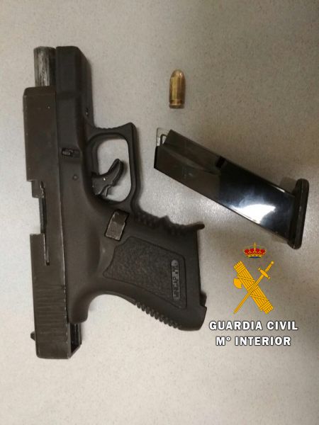 La Guardia Civil de Navarra detiene a un hombre por tenencia de armas y explosivos