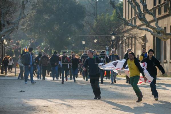 Tensión frente al Parlament al intentar los manifestantes derribar las vallas de seguridad