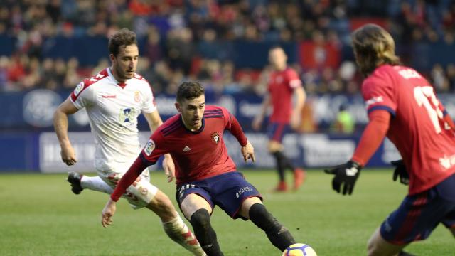 2-1: Osasuna se engancha al tren del play-off con goles de Fran Mérida y Borja Lasso