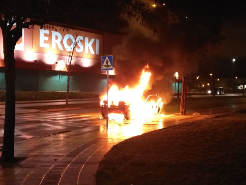 Calcinado un vehículo en Pamplona sin dejar heridos